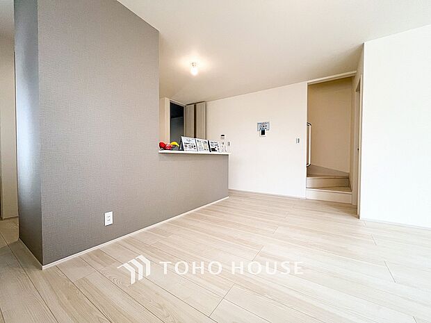 忙しい朝でも、しっかり家族が揃って食事をして頂けるゆとりある大きさのダイニングスペース。