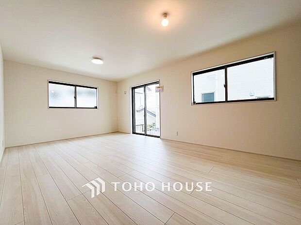 光と風があふれる開放的なリビングダイニングには自然と家族みんなが集まってきます。