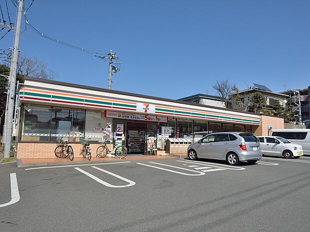 24時間営業。お弁当やお惣菜、パンなどをはじめ、生活用品、お酒、たばこなども取り揃えています。