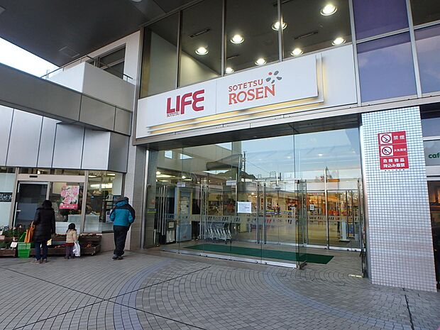 スーパーのそうてつローゼン、100円ショップのキャンドゥ、など暮らしに便利なお店が揃っています。