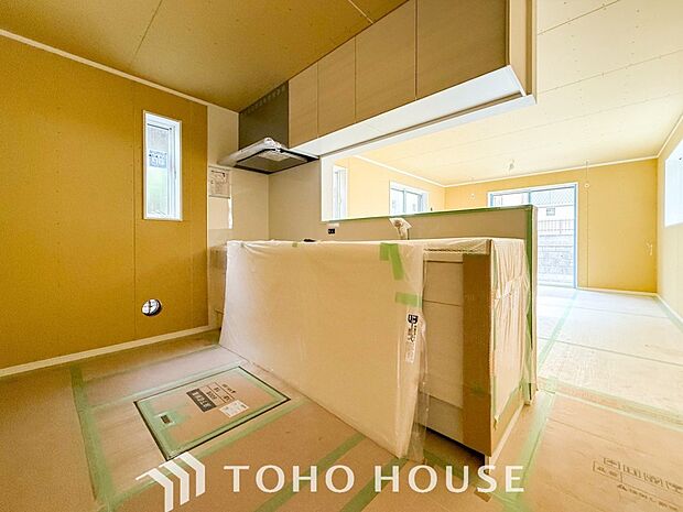 明るい自然光が入る対面キッチン。家族そろってキッチンに立っても調理がしやすい余裕の広さ。