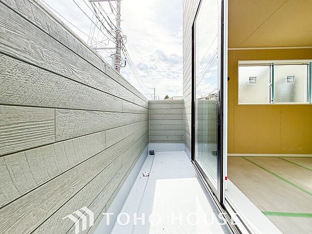 暮らしの中で光と風を演出してくれるバルコニー。