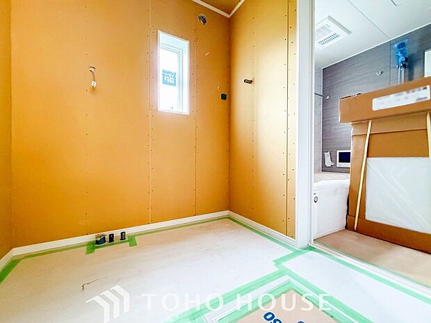 洗濯機を配置しても十分なスペースを確保しております。