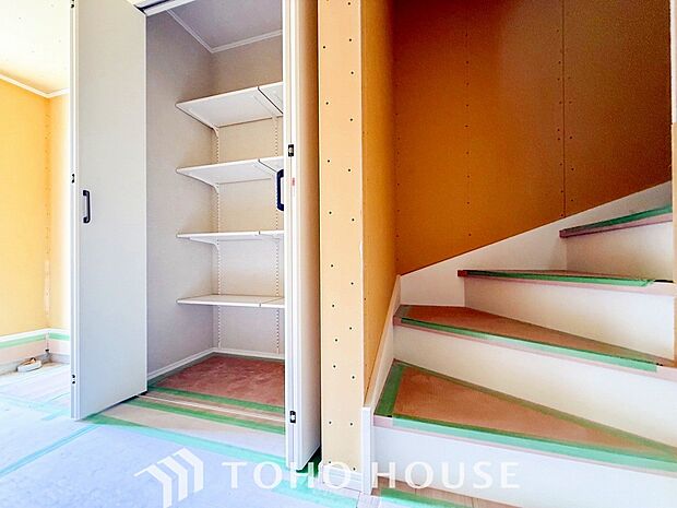 各フロアを結ぶ階段。集いの空間と一人の時間を楽しむプライベートルームをバランスよく繋いでいます。