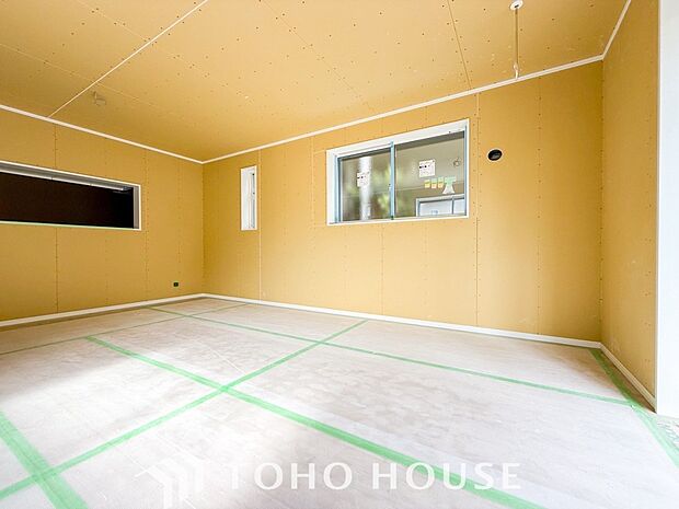 やわらかな陽射しがふりそそぎ、室内に開放感と爽快感をもたらします。