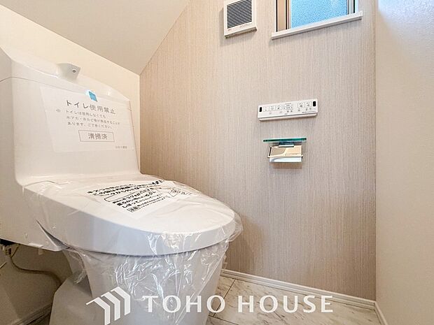 換気と明るさに配慮した清潔感溢れるトイレ。落ち着いた空間で安らぎのひとときをお過ごしいただけます。