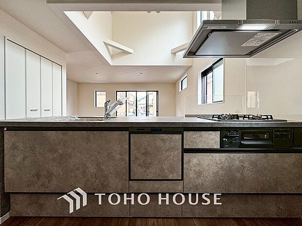 対面キッチンでリビングのご家族と会話を楽しみながらお料理できます。