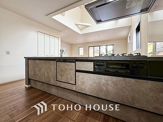 機能的で使い勝手のよさそうなキッチン。明るく清潔感があります。