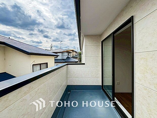 心地よい風を肌で感じることのできるバルコニー。