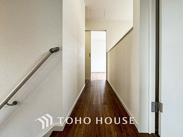 上質感漂う廊下。居住者の帰り、訪れる方を優しく迎える・安らぎに満ちた生活空間を予感させる。