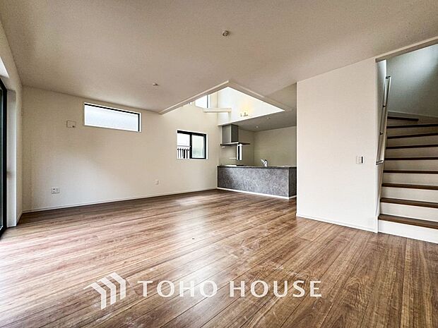 忙しい朝でも、しっかり家族が揃って食事をして頂けるゆとりある大きさのダイニングスペース。