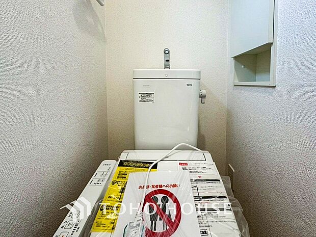 換気と明るさに配慮した清潔感溢れるトイレ。落ち着いた空間で安らぎのひとときをお過ごしいただけます。