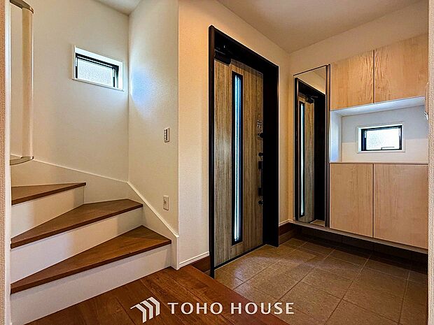 大型シューズボックスはミラー付でお出かけ前の身だしなみチェックに便利です。