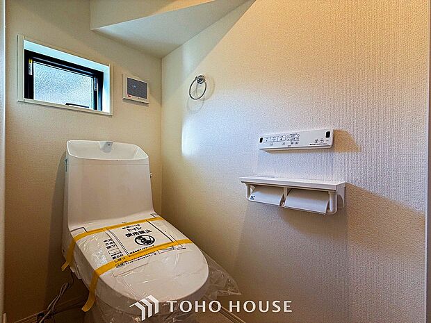 換気と明るさに配慮した清潔感溢れるトイレ。落ち着いた空間で安らぎのひとときをお過ごしいただけます。