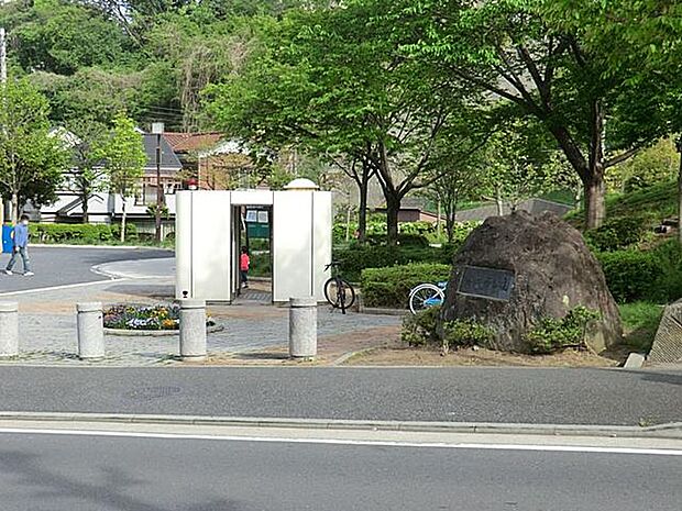 綺麗に整備された広い公園です。こども広場、自由広場、ローズガーデン、野球場、テニスコートがあります。