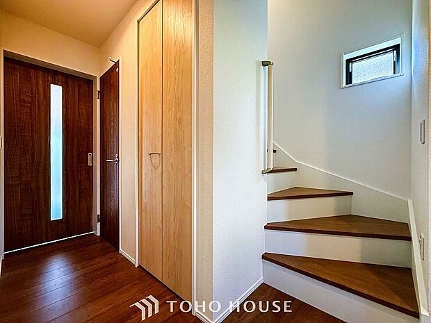 各フロアを結ぶ階段。集いの空間と一人の時間を楽しむプライベートルームをバランスよく繋いでいます。