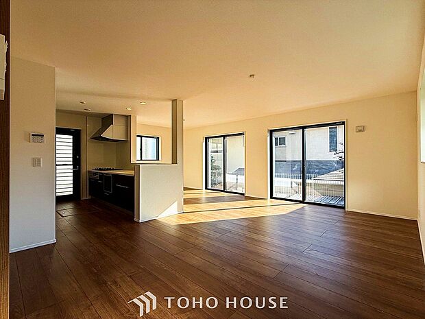 光と風があふれる開放的なリビングダイニングには自然と家族みんなが集まってきます。