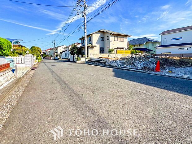 前面道路含む現地写真『快適』は「家」と「街」と「環境」が調和した時に訪れるだと改めて感じさせてくれます。