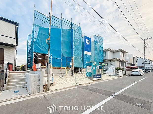 前面道路含む現地写真『快適』は「家」と「街」と「環境」が調和した時に訪れるだと改めて感じさせてくれます。