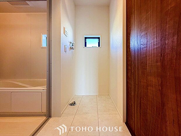 洗濯機を配置しても十分なスペースを確保した設計となっております。