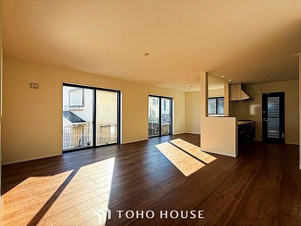 光と風があふれる開放的なリビングダイニングには自然と家族みんなが集まってきます。