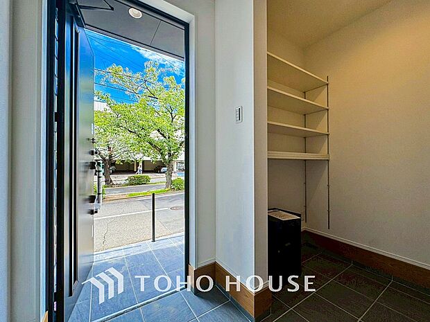 帰り着くたびに洗練されたテイストの空間に迎えられ誇りと喜びを感じる玄関まわりです。