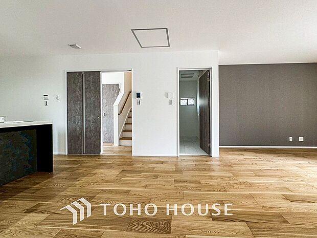 戸建てならではのリビング。落ち着いた色調のリビングは家族団欒の憩いの場所です。