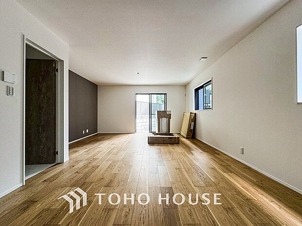 明るく開放的な空間が広がるLDK。室内には豊かな陽光が注ぎ込み、爽やかな住空間を演出。