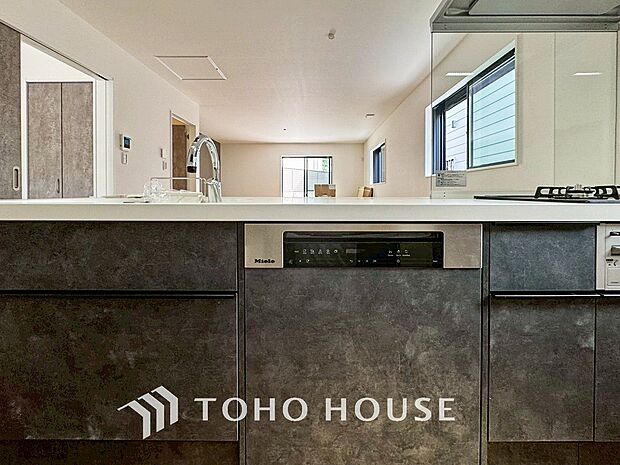 機能的で使い勝手のよさそうなキッチン。明るく清潔感があります。