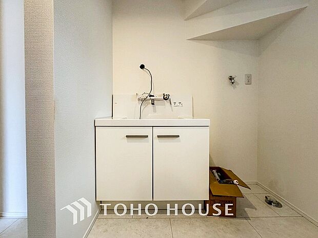 洗面台・洗面所パウダールームはナチュラルな雰囲気で清潔な印象。