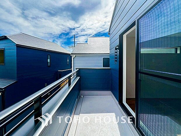 暮らしの中で光と風を演出してくれるバルコニー。