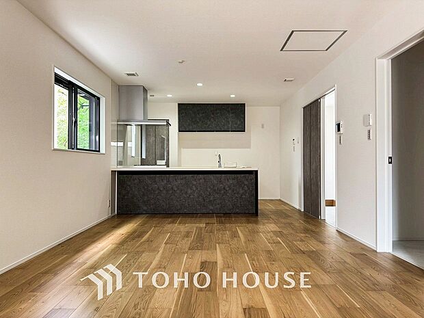 忙しい朝でも、しっかり家族が揃って食事をして頂けるゆとりある大きさのダイニングスペース。