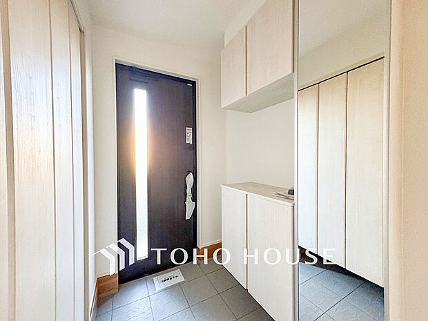 居住者の帰り、訪れる方を優しく迎えてくれる開放感のある玄関。