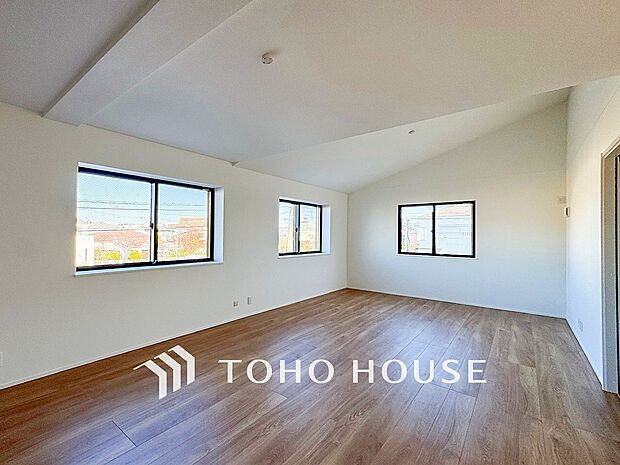 やわらかな陽射しがふりそそぎ、室内に開放感と爽快感をもたらします。