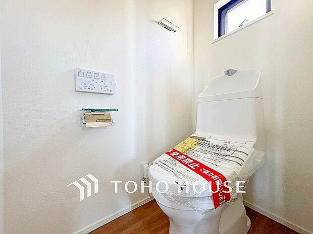 換気と明るさに配慮した清潔感溢れるトイレ。落ち着いた空間で安らぎのひとときをお過ごしいただけます。