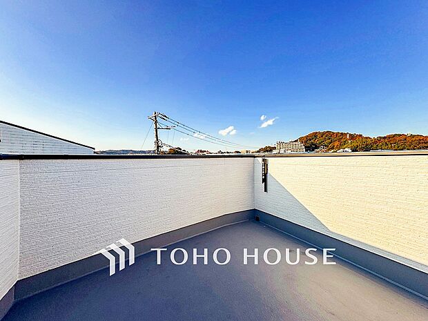 空を近くに、心地よい風を肌で感じることのできるバルコニー。