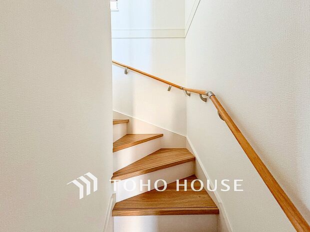 各フロアを結ぶ階段。集いの空間と一人の時間を楽しむプライベートルームをバランスよく繋いでいます。