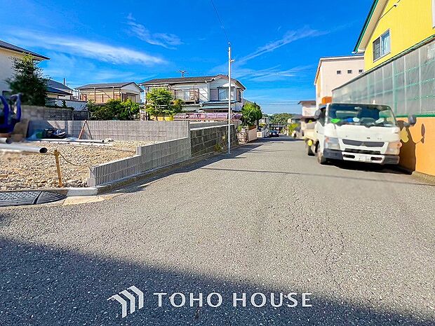 前面道路含む現地写真『快適』は「家」と「街」と「環境」が調和した時に訪れるだと改めて感じさせてくれます。