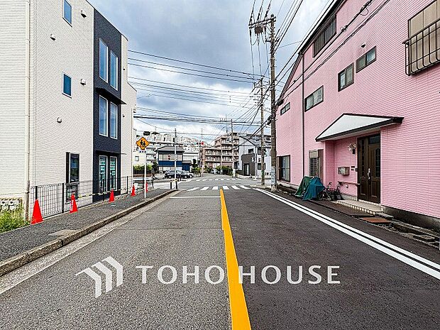 前面道路含む現地写真『快適』は「家」と「街」と「環境」が調和した時に訪れるだと改めて感じさせてくれます。