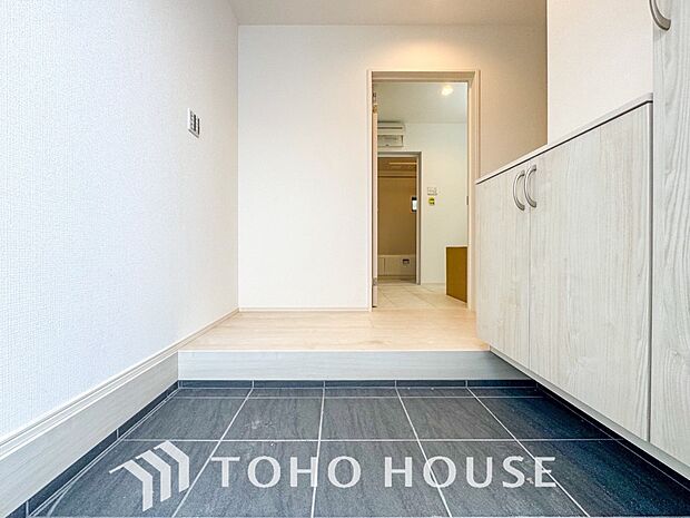 居住者の帰り、訪れる方を優しく迎えてくれる開放感のある玄関。