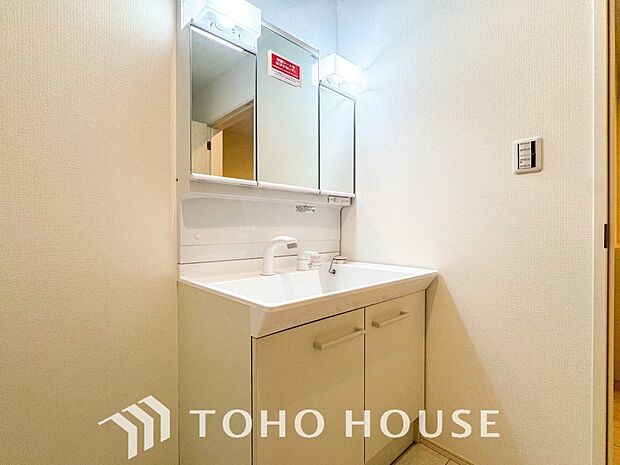 洗面台・洗面所三面鏡裏収納には化粧品や洗面用品類をすっきり整理できます。