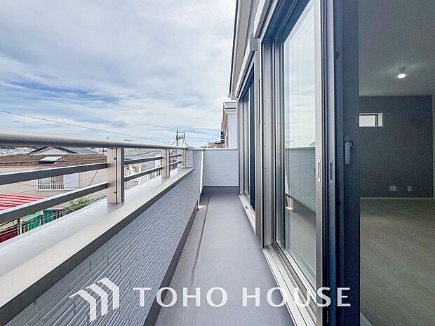 暮らしの中で光と風を演出してくれるバルコニー。