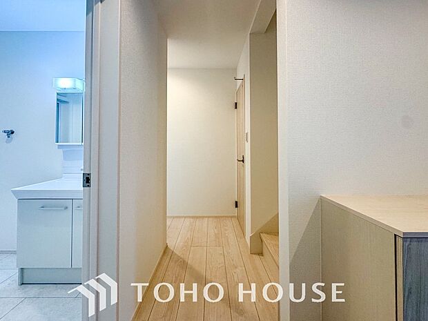 上質感漂う廊下。居住者の帰り、訪れる方を優しく迎える・安らぎに満ちた生活空間を予感させる。