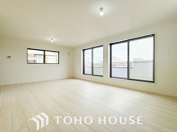 爽やかな色合いのフローリングと清潔感の溢れるクロスが明るい空間を創り出しているリビングダイニング。