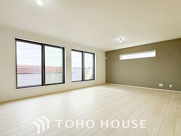 ご家族みんながゆったり寛げる広々リビング。上質な時間を育む暮らしのメインステージです。