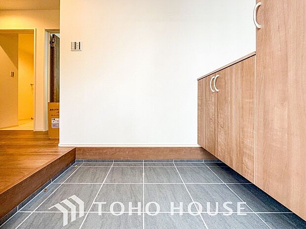 居住者の帰り、訪れる方を優しく迎えてくれる開放感のある玄関。