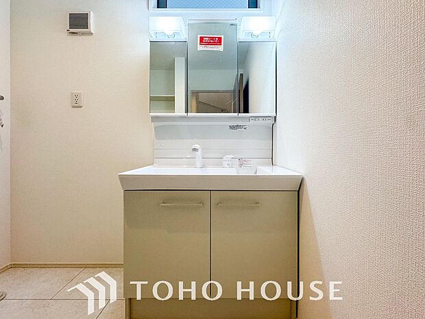 洗面台・洗面所三面鏡裏収納には化粧品や洗面用品類をすっきり整理できます。