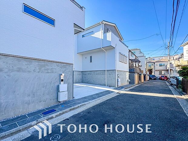 前面道路含む現地写真『快適』は「家」と「街」と「環境」が調和した時に訪れるだと改めて感じさせてくれます。