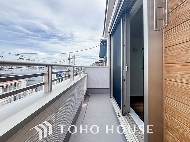 暮らしの中で光と風を演出してくれるバルコニー。