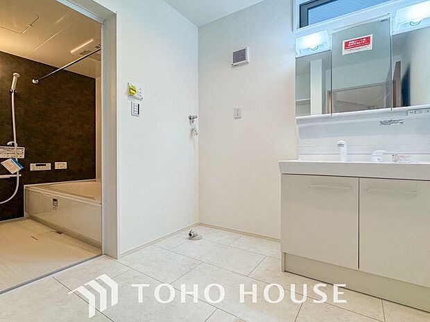 清潔感のあるプライベート空間は、身だしなみチェックや肌のお手入れに最適です。